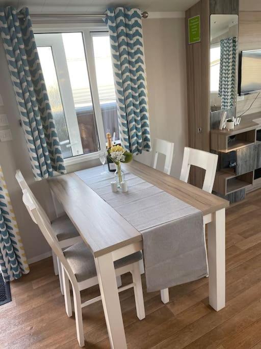 2 Bedroom Caravan To Rent In Allonby * Maryport
